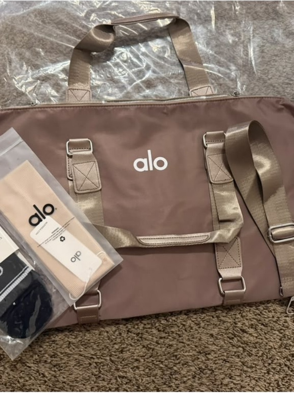 ALO Yoga Men’s Duffel Bag in Mauve